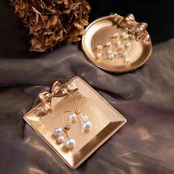 European Style Golden Jewelry Tray Bedroom Living Room Decoration Necklace Jewelry Fruit Plate Crafts Trinket Tray Organizer
European Style Golden Jewelry Tray Bedroom Living Room Decoration Necklace Jewelry Fruit Plate Crafts Trinket Tray Organizer