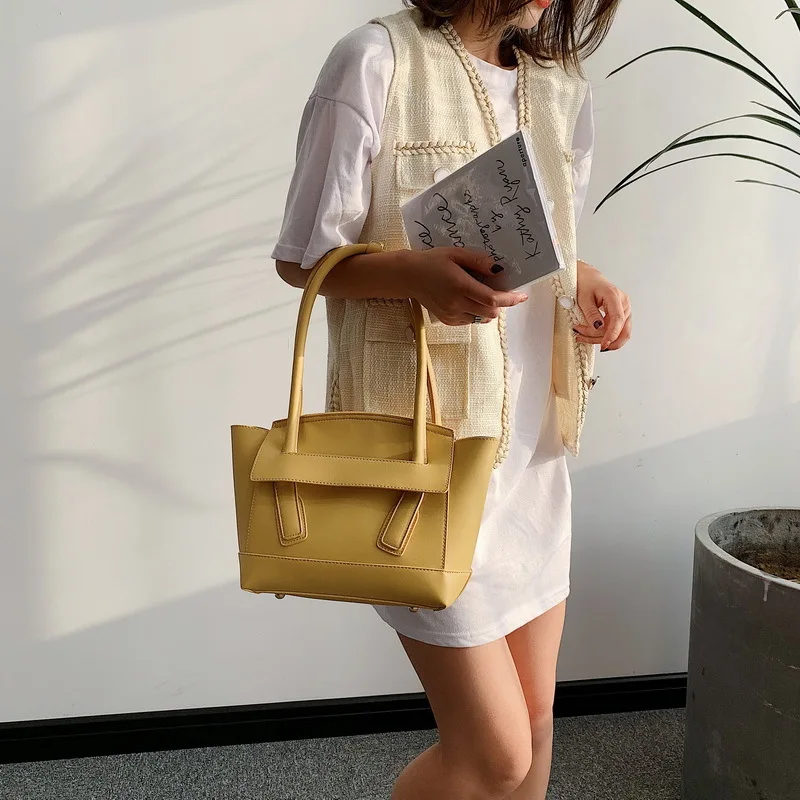 2019 new European and American style large capacity wing bag shoulder slung women's bag
2019 new European and American style large capacity wing bag shoulder slung women's bag