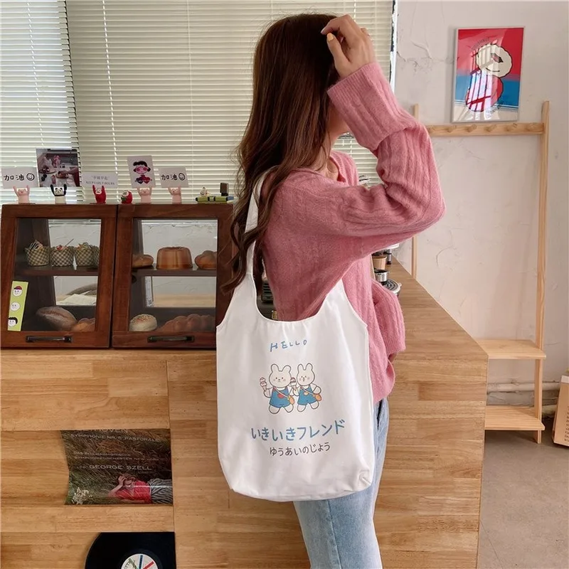 2020 new original printing Korean version ins simple design student women's shoulder bag fresh and versatile shopping bag
2020 new original printing Korean version ins simple design student women's shoulder bag fresh and versatile shopping bag