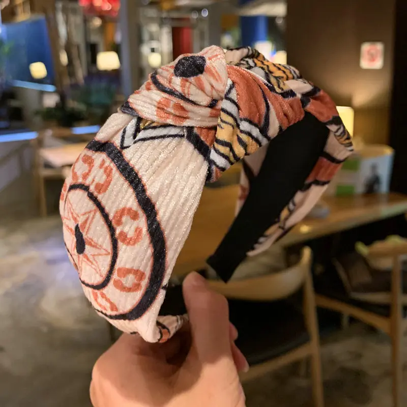 2019 Winner New Temperament Flannel Print Wide Side Middle Knotted Headband Retro Versatile Cloth Hairband For Woman
2019 Winner New Temperament Flannel Print Wide Side Middle Knotted Headband Retro Versatile Cloth Hairband For Woman