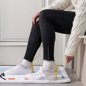 1pc Soft PP Unisex Handled Shoehorn Lazy Shoe Helper Shoe Lifting Helper for Home Creative Tool
1pc Soft PP Unisex Handled Shoehorn Lazy Shoe Helper Shoe Lifting Helper for Home Creative Tool