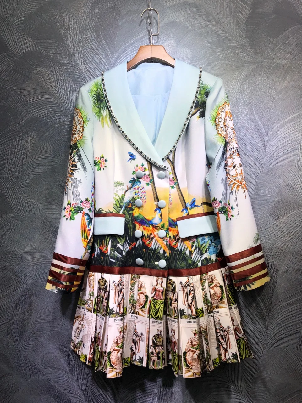 2019 Autumn women's beading long sleeve dress high quality retro print double-breasted pleated dress B230
2019 Autumn women's beading long sleeve dress high quality retro print double-breasted pleated dress B230