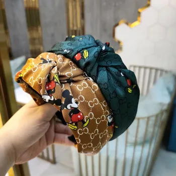 Disney's new simple wide-brimmed letters knotted headband high-end fabric printing hairpin fashion cartoon hair accessories 
Disney's new simple wide-brimmed letters knotted headband high-end fabric printing hairpin fashion cartoon hair accessories