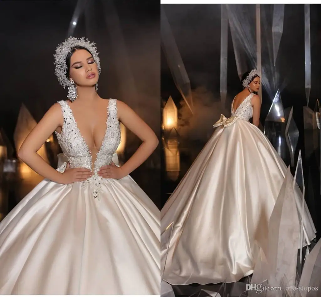 Sexy Open Back Deep V Neck Ball Gown Dress 2019 Appliqued White Plus Size Saudi Arabic Dubai Bridal Gown Custom Made
Sexy Open Back Deep V Neck Ball Gown Dress 2019 Appliqued White Plus Size Saudi Arabic Dubai Bridal Gown Custom Made
