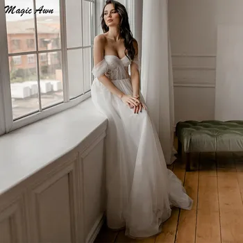 Magic Awn 2021 Off The Shoulder Boho Wedding Dresses Shiny Lace Appliques Illusion Wedding Party Gowns Sweep Train Beach Robes 
Magic Awn 2021 Off The Shoulder Boho Wedding Dresses Shiny Lace Appliques Illusion Wedding Party Gowns Sweep Train Beach Robes