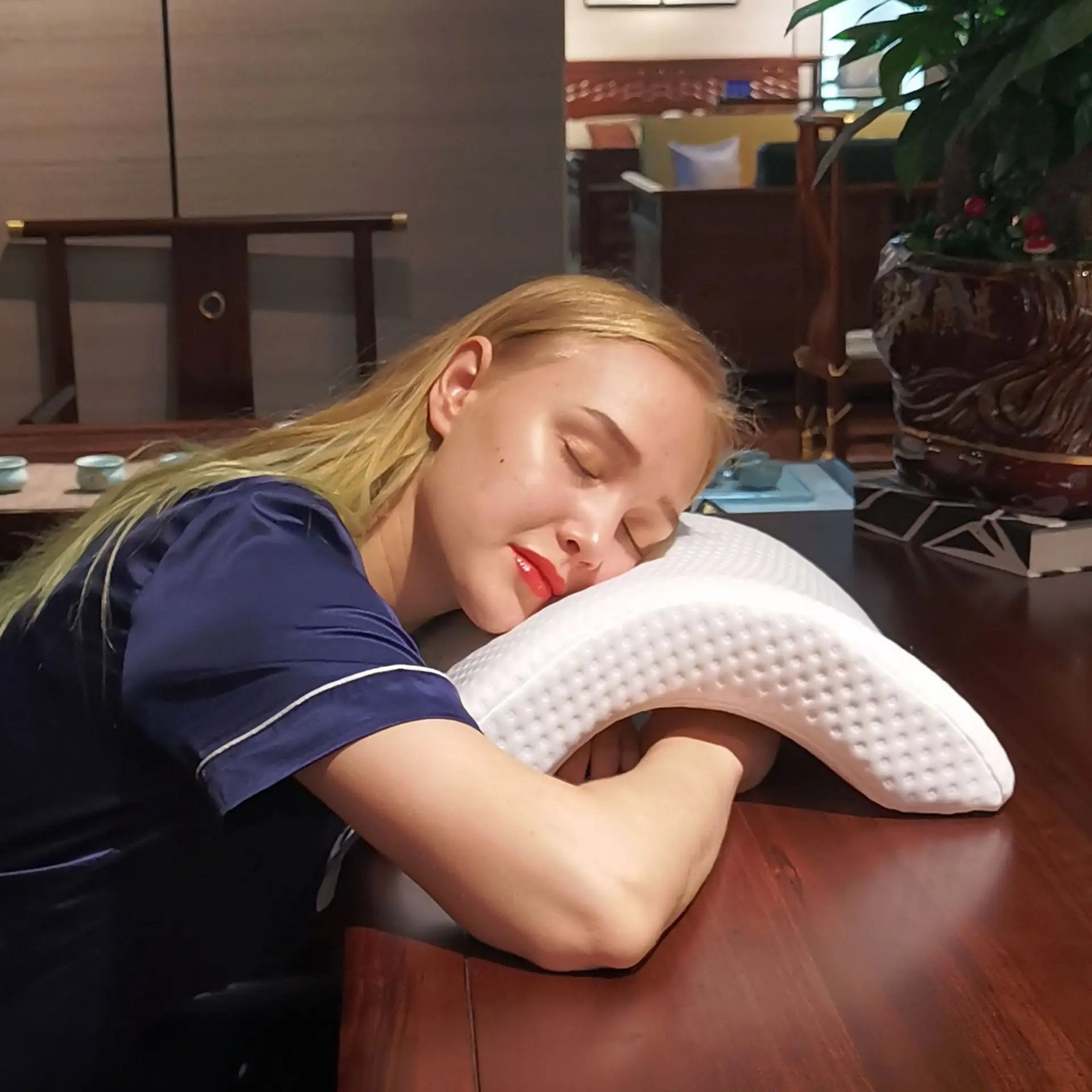 X Zero Pressure Arched Pillow Neck Pillow Portable Tencel Fabric Slow Rebound Sponge Memory Pillow
X Zero Pressure Arched Pillow Neck Pillow Portable Tencel Fabric Slow Rebound Sponge Memory Pillow