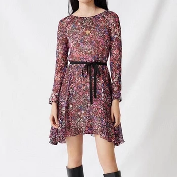 2020 woman floral dress runway
2020 woman floral dress runway