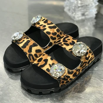 Women Summer Slippers Sexy Leopard Peep Toe Thick bottom Outdoor Silds Luxury Brand Crystal Women Sandals Party Dress Flats 2020
Women Summer Slippers Sexy Leopard Peep Toe Thick bottom Outdoor Silds Luxury Brand Crystal Women Sandals Party Dress Flats 2020
