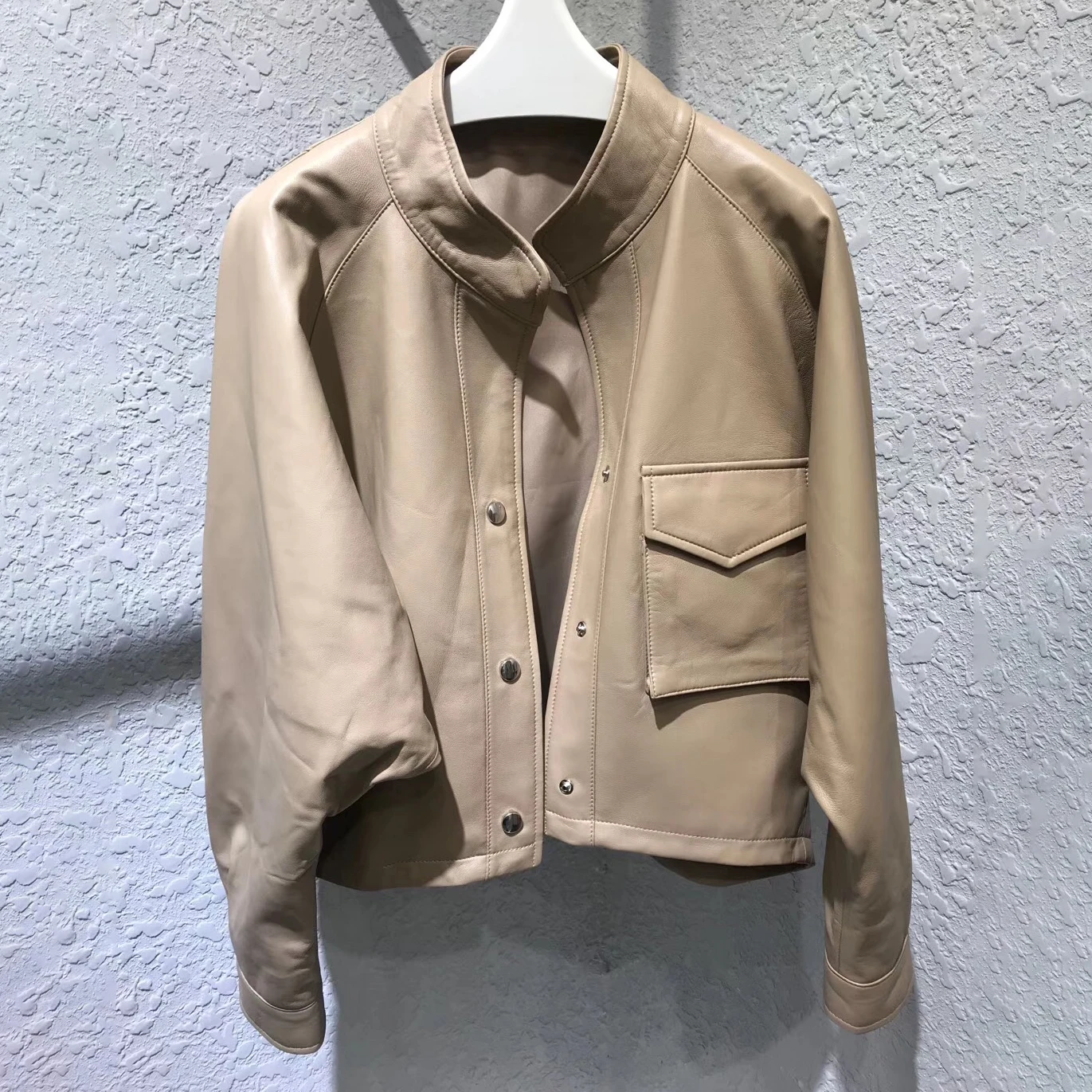 Real Leather jacket plus size with button khaki and black genuine sheepskin leather coat 2019 korean fashion female overcoat
Real Leather jacket plus size with button khaki and black genuine sheepskin leather coat 2019 korean fashion female overcoat