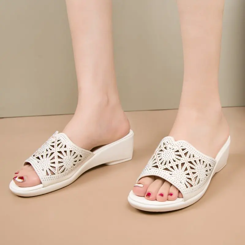 35-40 2021 Female Wedge Heels Ladies Dresses Summer Woman Fashion Peep Toe Rhinestone Hollow Out Beach Slipper Women Sandals
35-40 2021 Female Wedge Heels Ladies Dresses Summer Woman Fashion Peep Toe Rhinestone Hollow Out Beach Slipper Women Sandals