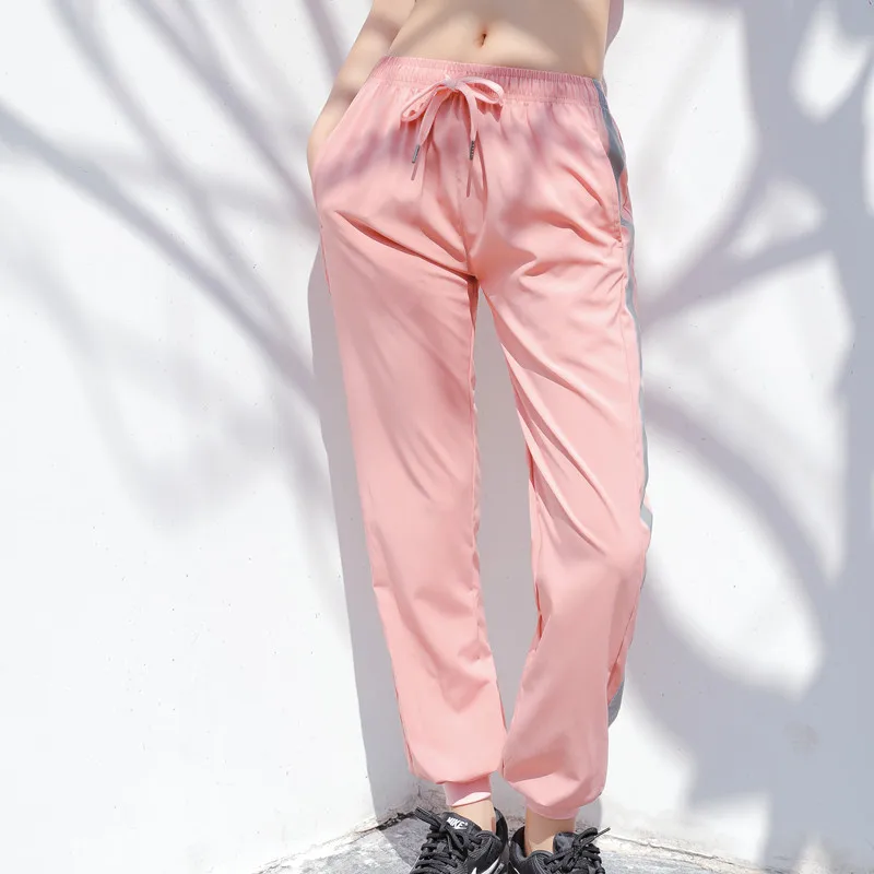 Quick-drying sports pants women's slacks toe-binding summer thin lady casual running fitness pants
Quick-drying sports pants women's slacks toe-binding summer thin lady casual running fitness pants