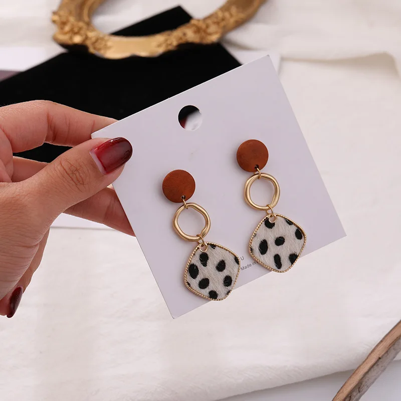 2020 New Arrivals Vintage Fashion Velvet Leopard Drop Earrings for Women Geometric Circle Dangle Earring Party Charm Jewelry
2020 New Arrivals Vintage Fashion Velvet Leopard Drop Earrings for Women Geometric Circle Dangle Earring Party Charm Jewelry