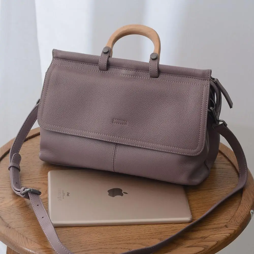 2021 New Retro Simple Cowhide Messenger Bag Wooden Handle Portable Official Document Commuting Bag Single Shoulder Handbag Bolsa
2021 New Retro Simple Cowhide Messenger Bag Wooden Handle Portable Official Document Commuting Bag Single Shoulder Handbag Bolsa