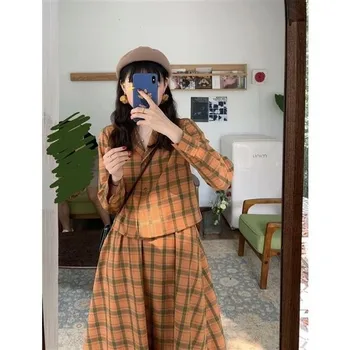 Retro plaid suit two-piece female 2020 autumn new style Korean student casual fashion orange suit skirt trend 
Retro plaid suit two-piece female 2020 autumn new style Korean student casual fashion orange suit skirt trend