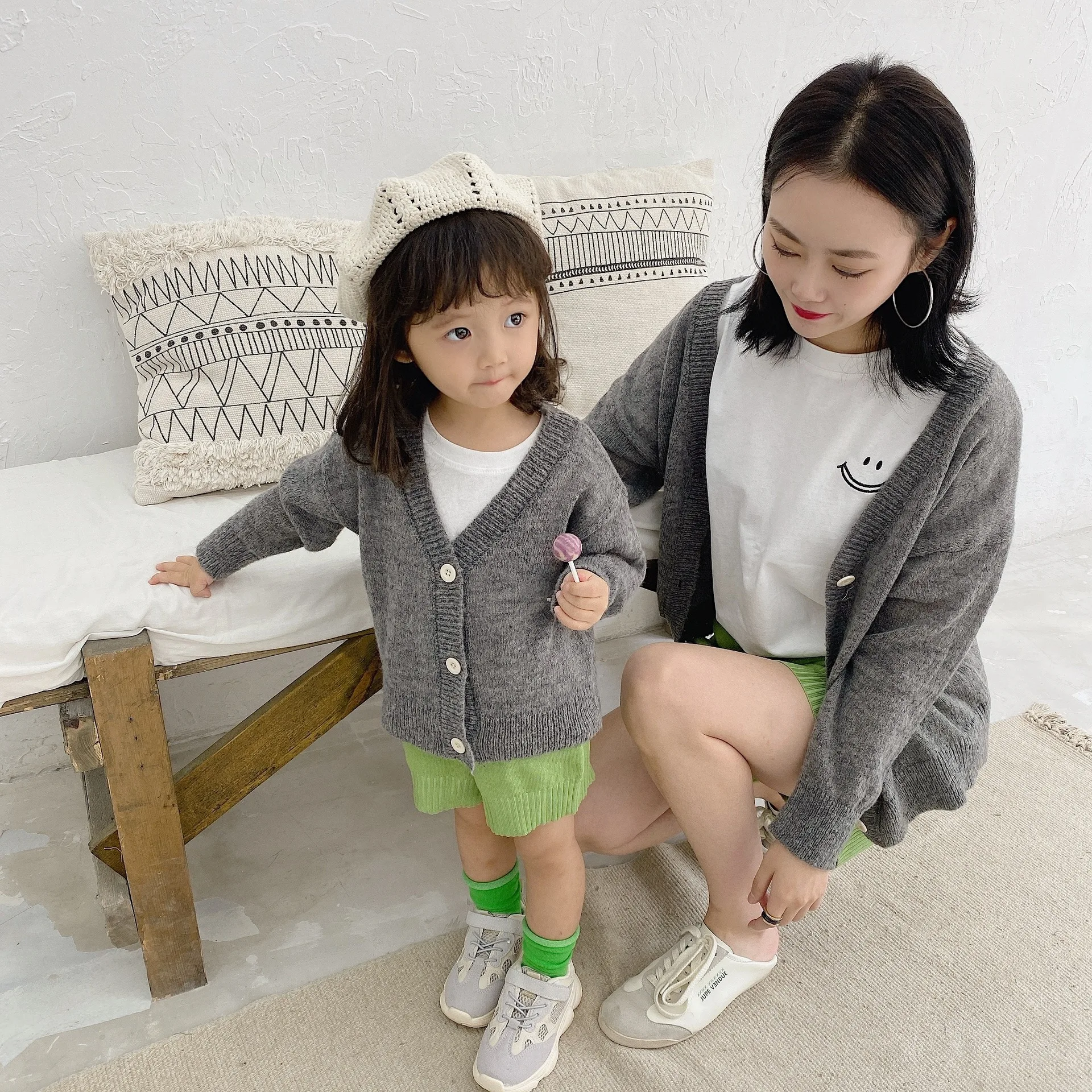 Spring Autumn mother and girls knitted cardigans Family Matching sweaters mom and me solid color casual thin sweater
Spring Autumn mother and girls knitted cardigans Family Matching sweaters mom and me solid color casual thin sweater