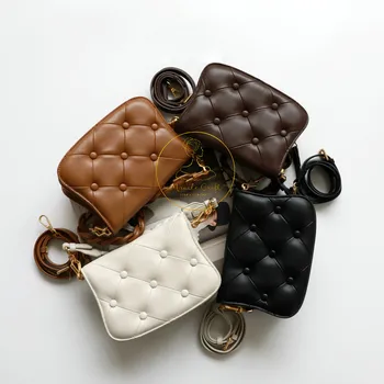 2020 New Luxury Genuine Leather Button Saddle Purse with Braiding Ropes Design Lady Real Cowhide Pillow Bag Hot Sales Tofu Bag
2020 New Luxury Genuine Leather Button Saddle Purse with Braiding Ropes Design Lady Real Cowhide Pillow Bag Hot Sales Tofu Bag