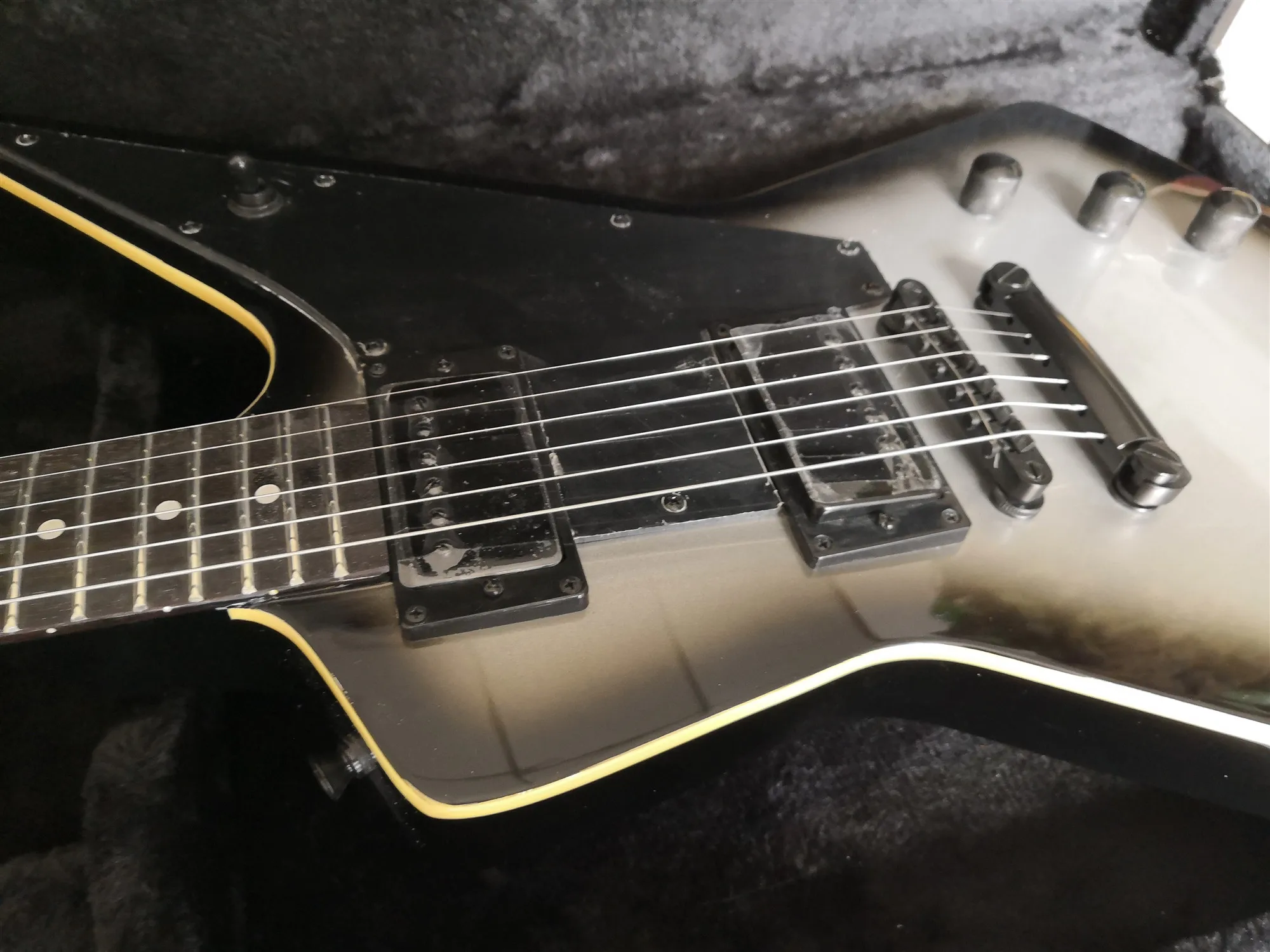 Custom electric guitar with rosewood fingerboard HH Pickups Black hardwares Yellow aged binding.customized,Paypal available!Y-7
Custom electric guitar with rosewood fingerboard HH Pickups Black hardwares Yellow aged binding.customized,Paypal available!Y-7