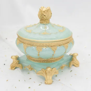 European Retro Round Ashtray With Cover Cigarette Accessories Set Glass Heart Seat Living Room Personality Ashtray
European Retro Round Ashtray With Cover Cigarette Accessories Set Glass Heart Seat Living Room Personality Ashtray
