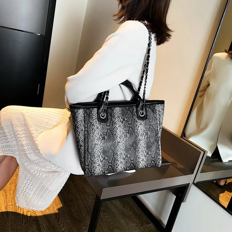 Snake pattern handbags Europe and the United States fashion big bag 2019 new chain shoulder bag trend women's pockets
Snake pattern handbags Europe and the United States fashion big bag 2019 new chain shoulder bag trend women's pockets