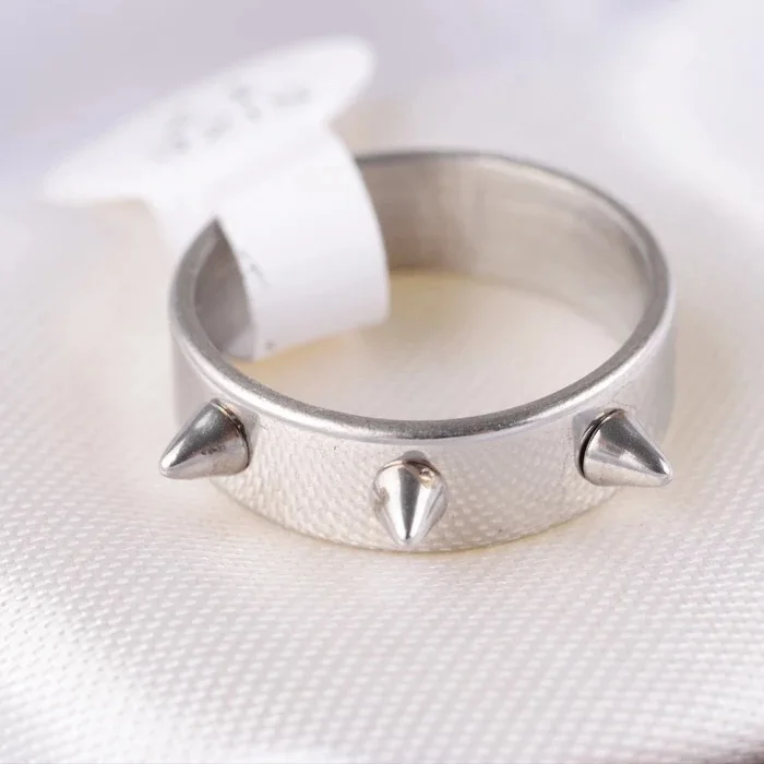 Korean Version Personality Three Rivets Punk Defense Ring Men And Women's Stainless Steel Ring
Korean Version Personality Three Rivets Punk Defense Ring Men And Women's Stainless Steel Ring