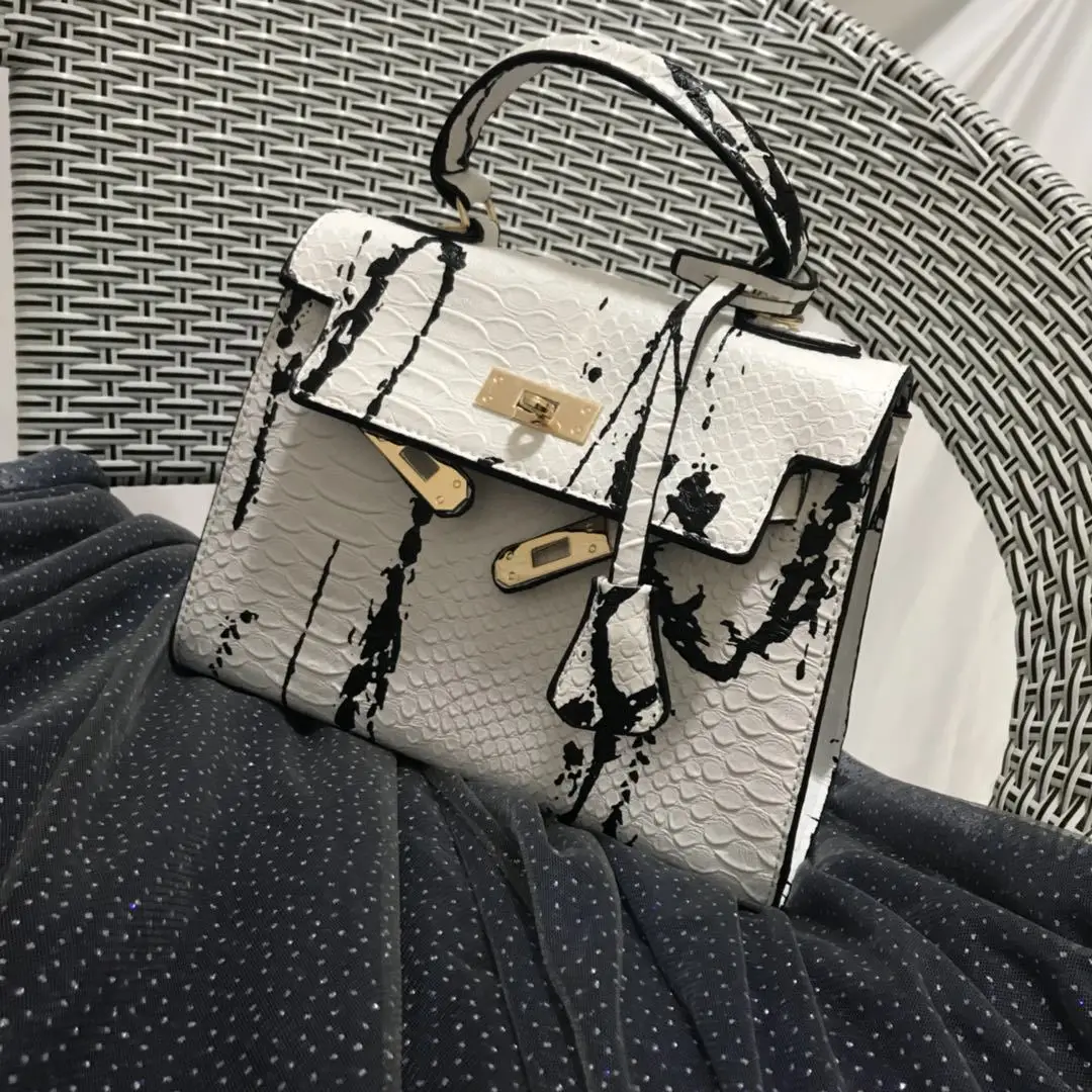Women's bag European and American style new python pattern color matching color matching portable lock female bag diagonal bag
Women's bag European and American style new python pattern color matching color matching portable lock female bag diagonal bag