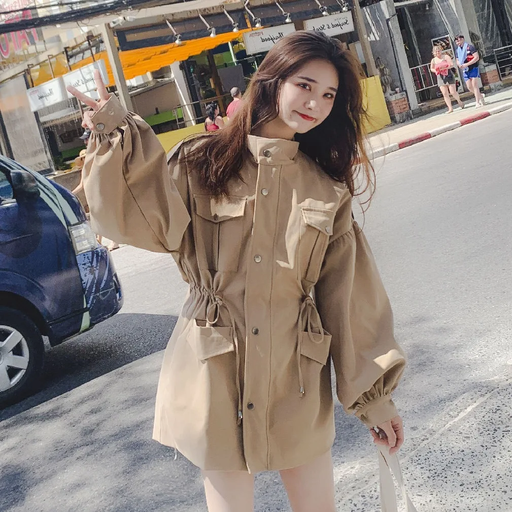 Photo Shoot CHIC Khaki Workwear Mid-length Multi-pockets Stand Collar Drawstring Waist Hugging Lantern Sleeve Trench Coat Women'
Photo Shoot CHIC Khaki Workwear Mid-length Multi-pockets Stand Collar Drawstring Waist Hugging Lantern Sleeve Trench Coat Women'