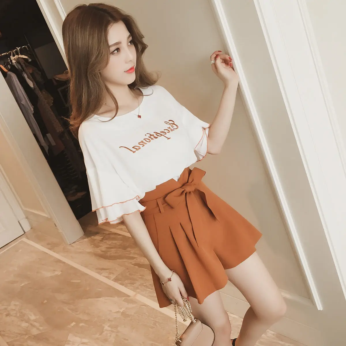 Spring Summer New Style Western Style Fashion Set Student Short Tops with Wide-Leg Shorts Hong Kong Flavor Two-Piece Set Fashion
Spring Summer New Style Western Style Fashion Set Student Short Tops with Wide-Leg Shorts Hong Kong Flavor Two-Piece Set Fashion