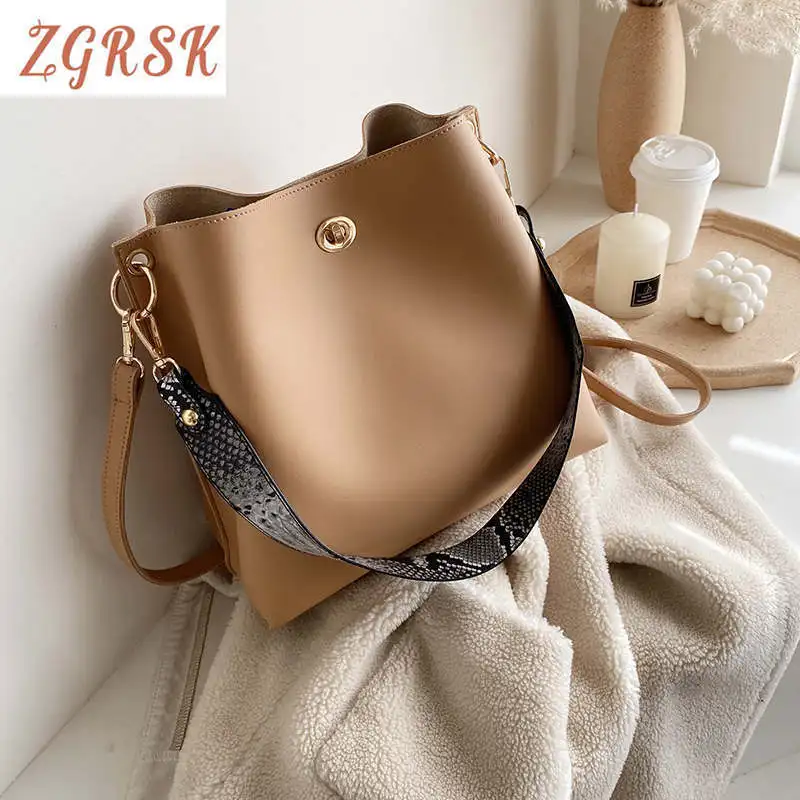 Female Brand Shoulder Bag Designer Crossbody Bags For Women Tote Bags For Women Black Retro Tote Bags Bolsas Feminina
Female Brand Shoulder Bag Designer Crossbody Bags For Women Tote Bags For Women Black Retro Tote Bags Bolsas Feminina