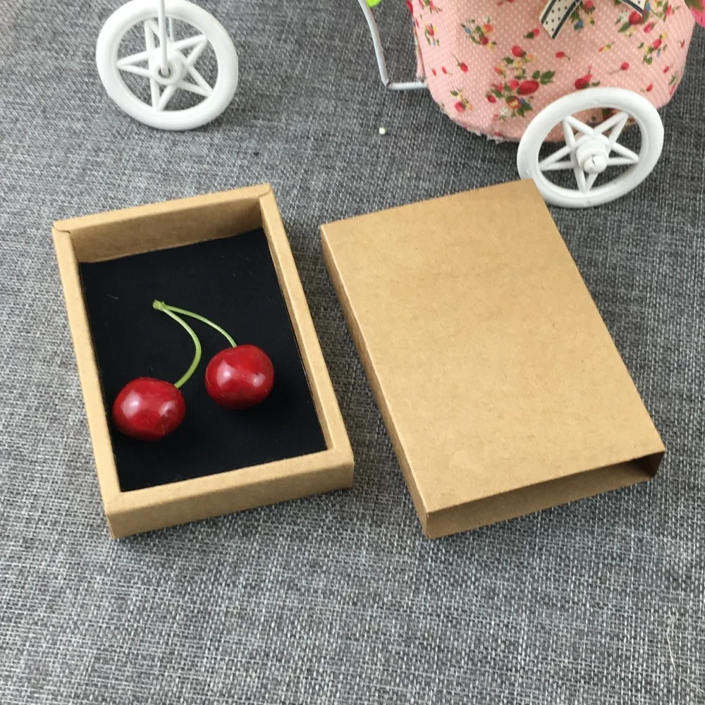 50pcs brown Kraft paper drawer box with phone case packaging gift packing paper window box with black velvet
50pcs brown Kraft paper drawer box with phone case packaging gift packing paper window box with black velvet