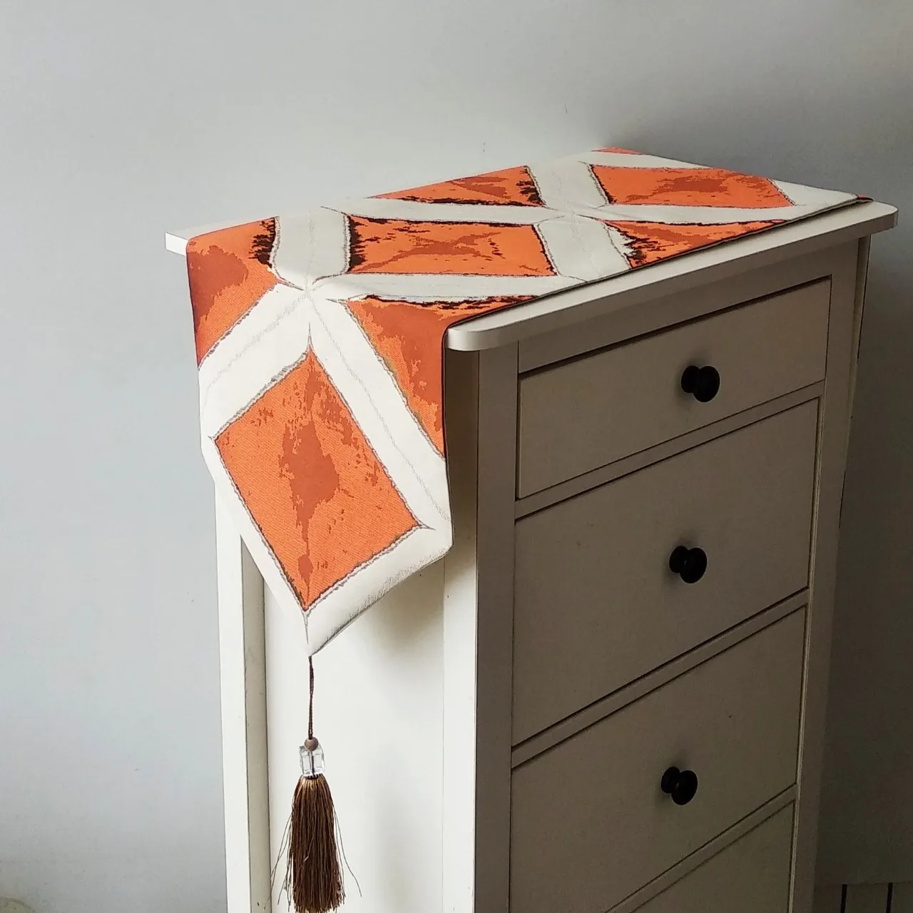 Modern minimalist checkered table runner Nordic minimalist table linen TV cabinet drape
Modern minimalist checkered table runner Nordic minimalist table linen TV cabinet drape
