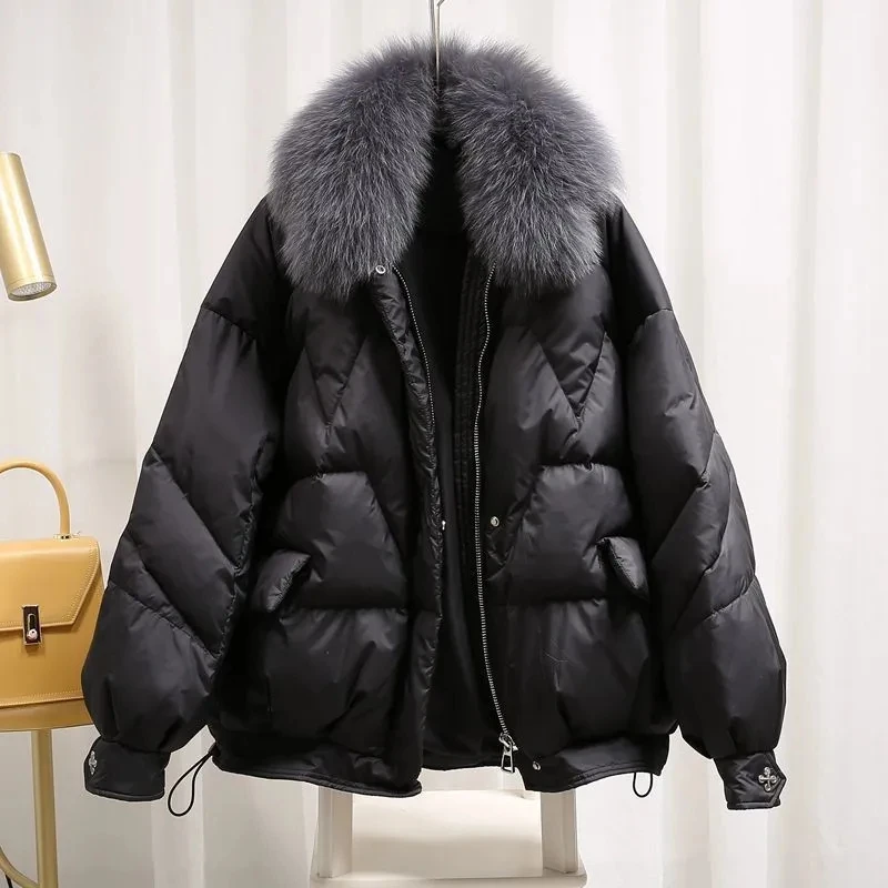 Short Down Parkas Female 2023 Natural Fox Fur Collar Loose Oversize 90% White Duck Down Jacket Women Winter Outwear Coat
Short Down Parkas Female 2023 Natural Fox Fur Collar Loose Oversize 90% White Duck Down Jacket Women Winter Outwear Coat