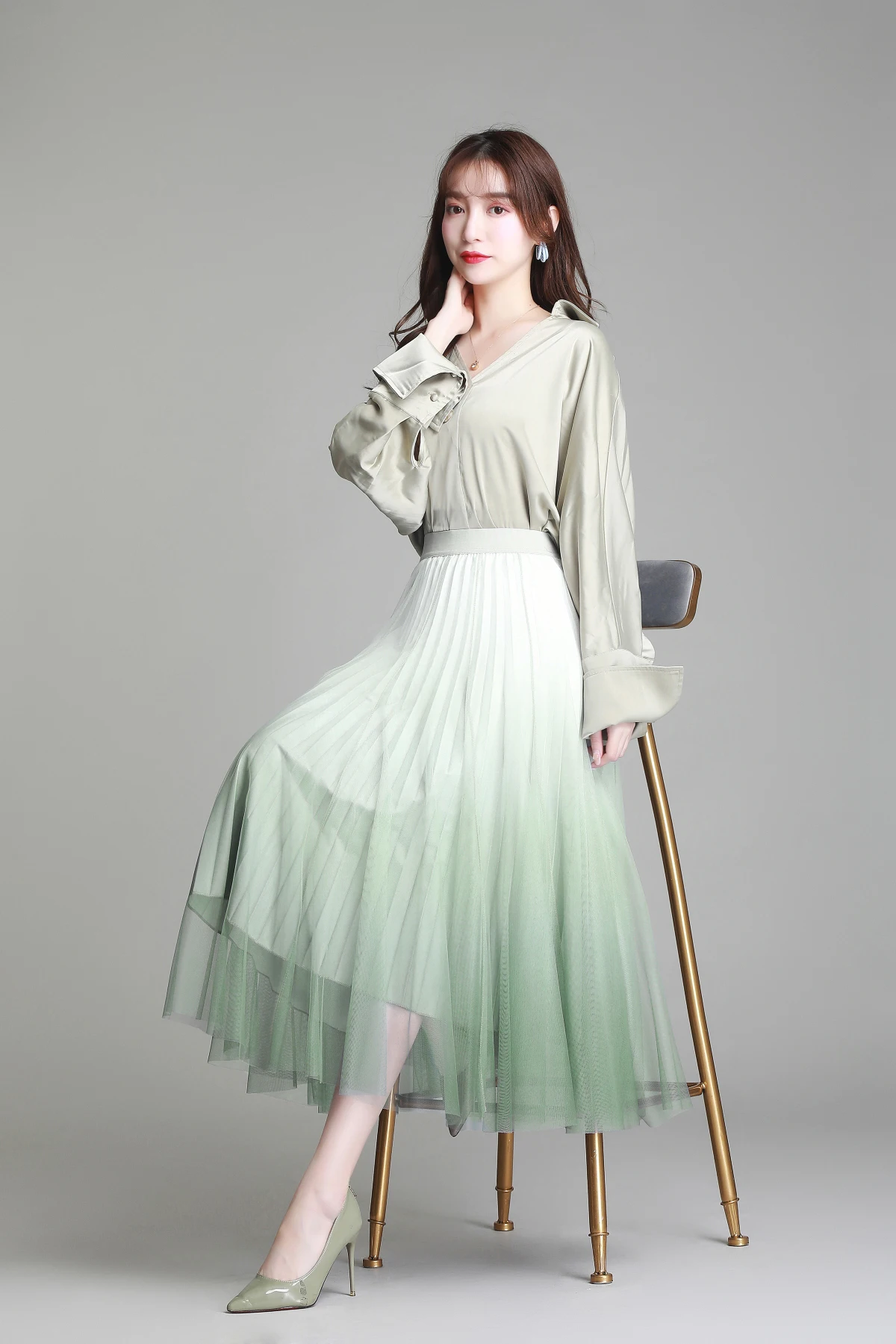 2020 new gradient mesh skirt spring women's Korean version of the high waist was thin A-line skirt casual banquet pleated skirt
2020 new gradient mesh skirt spring women's Korean version of the high waist was thin A-line skirt casual banquet pleated skirt