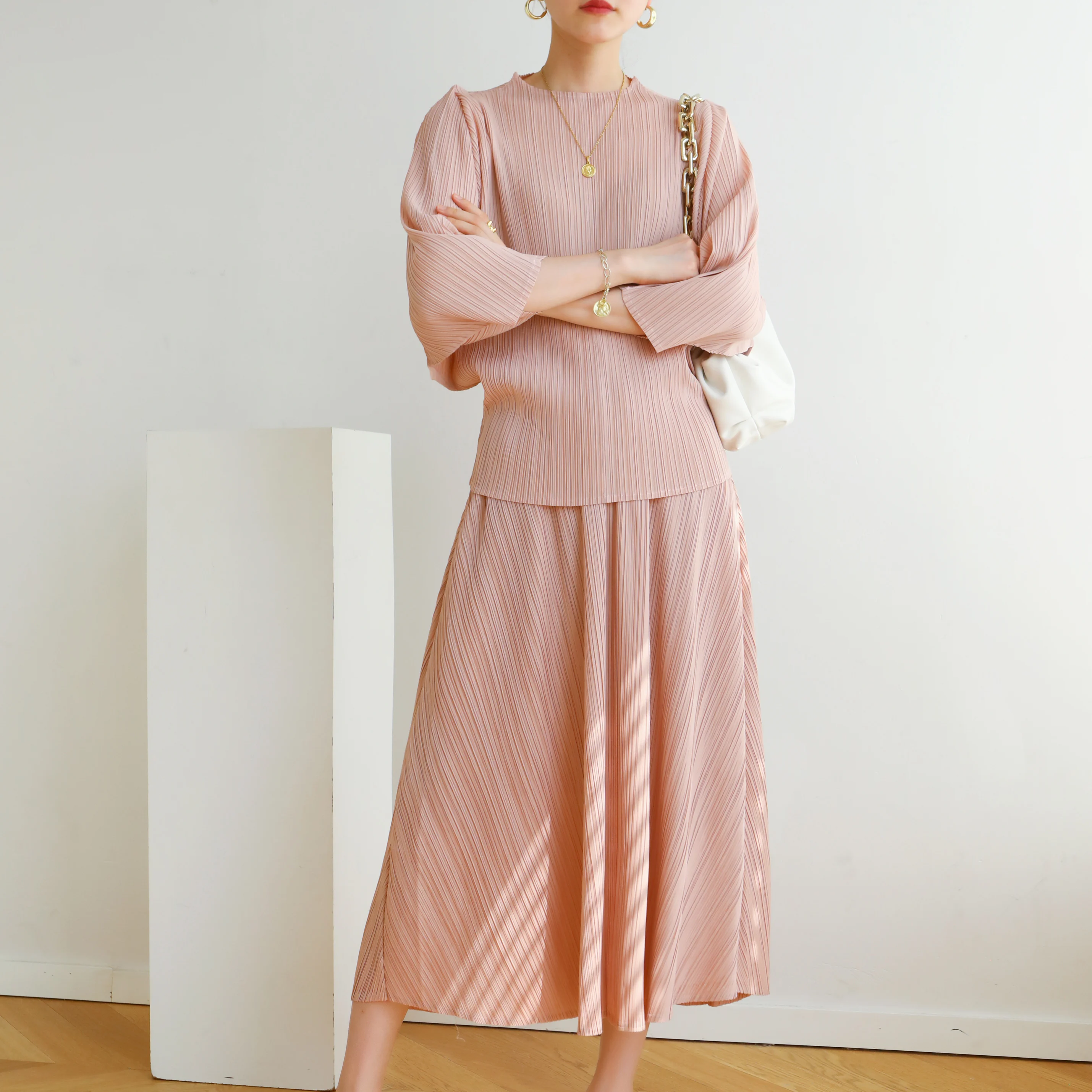 Плиссированная модная Свободная рубашка miyake с рукавами «летучая мышь» на осень и весну, облегающая футболка с длинным рукавом, новинка 2022 
Плиссированная модная Свободная рубашка miyake с рукавами «летучая мышь» на осень и весну, облегающая футболка с длинным рукавом, новинка 2022