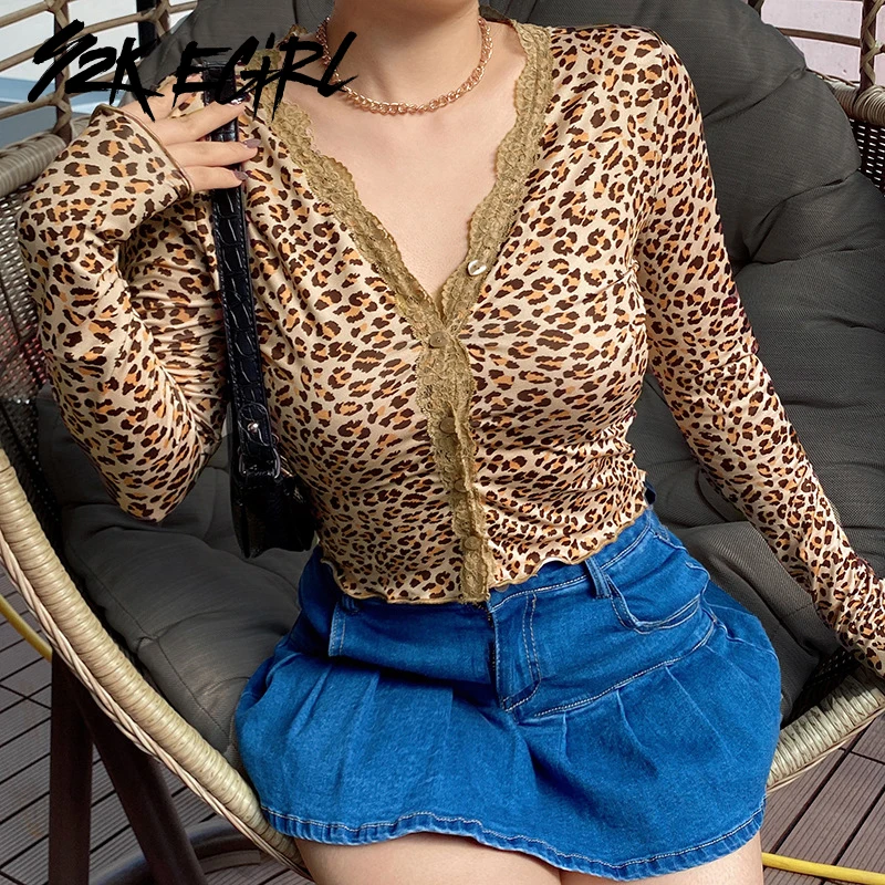 Y2K EGIRL Leopard Printing Deep V-neck Lace Trim T-shirts Wild Style Single-breasted Long Sleeve Crop Tops 90s Streetwear Khaki
Y2K EGIRL Leopard Printing Deep V-neck Lace Trim T-shirts Wild Style Single-breasted Long Sleeve Crop Tops 90s Streetwear Khaki
