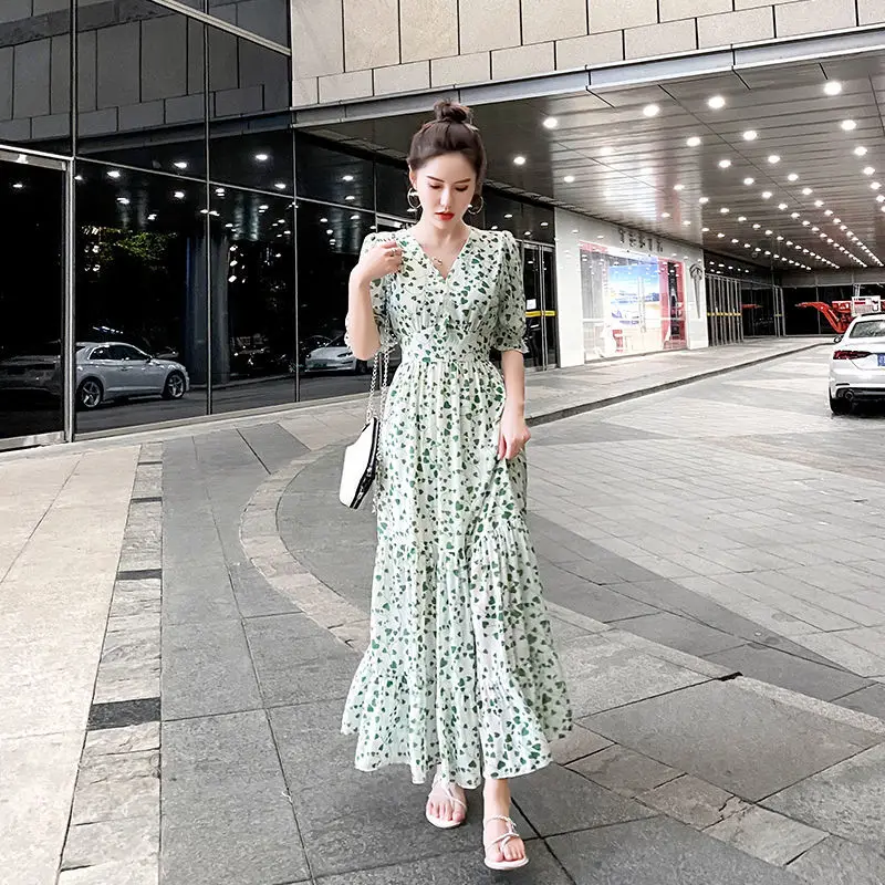 Short sleeved dress women's 2021 summer new V-neck broken flower waist large swing temperament thin and long knee length skirt
Short sleeved dress women's 2021 summer new V-neck broken flower waist large swing temperament thin and long knee length skirt