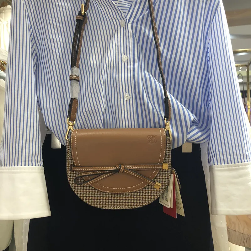 Contrast color new 2020 Korean version of the bow fashion one-shoulder diagonal package small fresh attachment female bag
Contrast color new 2020 Korean version of the bow fashion one-shoulder diagonal package small fresh attachment female bag