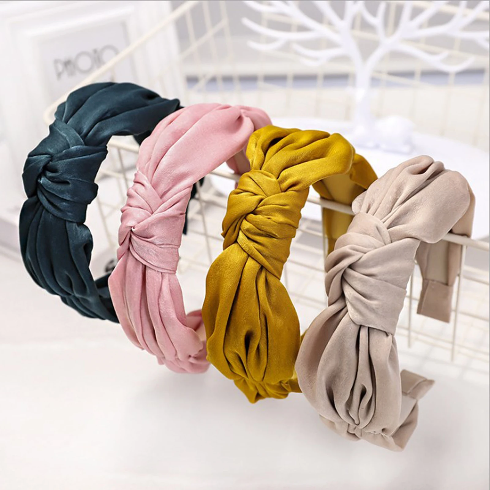 New Fashion Women Turban Classic Solid Headband Pleated Style Hairband Center Knot Hair Band Girls Hair Accessories
New Fashion Women Turban Classic Solid Headband Pleated Style Hairband Center Knot Hair Band Girls Hair Accessories