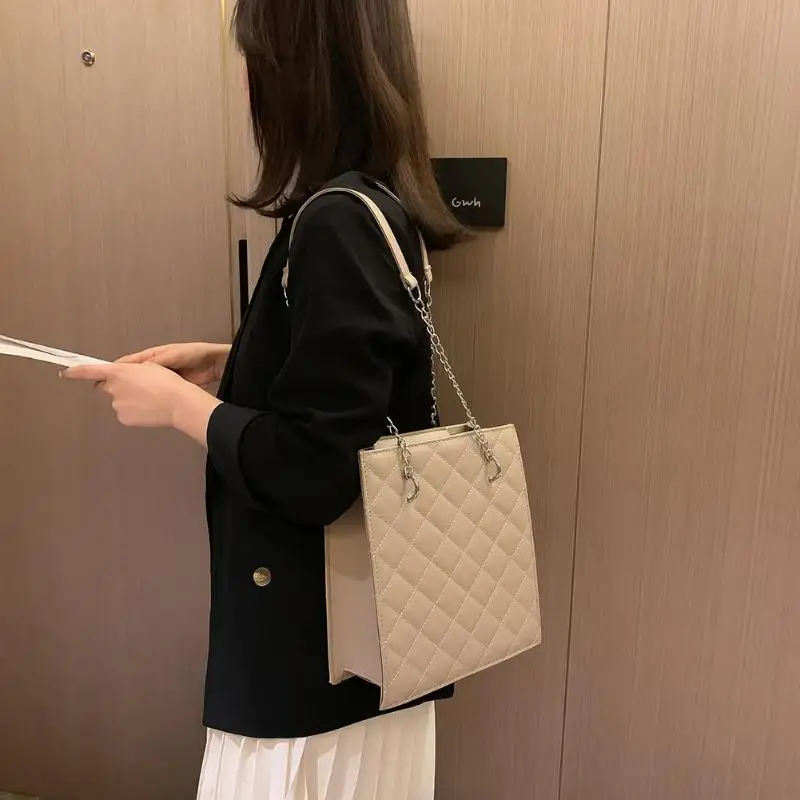 New Fashion Handbags Classic Delicate Casual Handbag Women Leather Large Capacity Travel Elegant Chain Shoulder Bags
New Fashion Handbags Classic Delicate Casual Handbag Women Leather Large Capacity Travel Elegant Chain Shoulder Bags