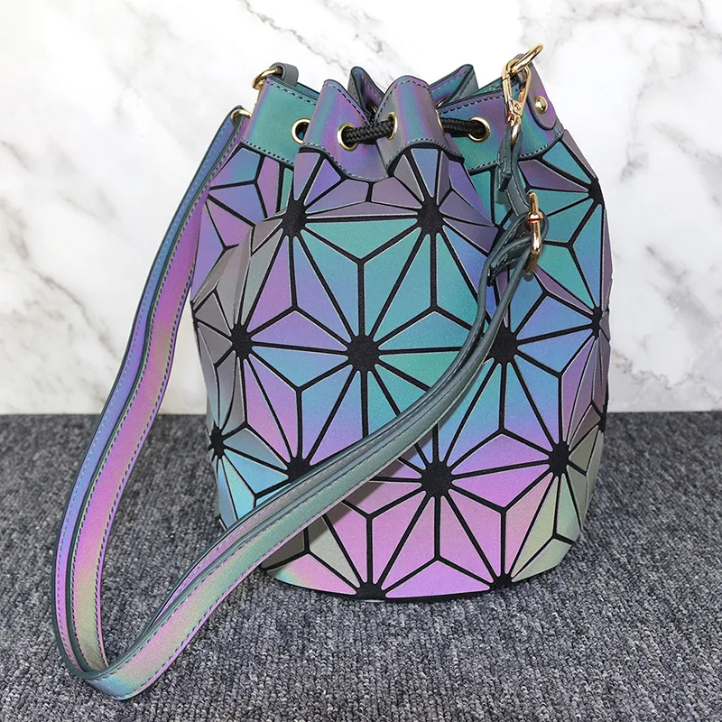 Japan Miyake Rhombus Fashion New Style PU Handbag Dull Polish Night Light Color Changing Colorful Gold Chain round Barrel Should
Japan Miyake Rhombus Fashion New Style PU Handbag Dull Polish Night Light Color Changing Colorful Gold Chain round Barrel Should