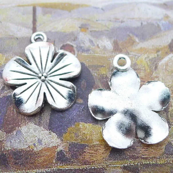 15PCS/Lot 23mm*20mm Pendant Antique Silver Color Five-petaled flowers Charms For DIY Jewelry Making Jewelry Findings
15PCS/Lot 23mm*20mm Pendant Antique Silver Color Five-petaled flowers Charms For DIY Jewelry Making Jewelry Findings