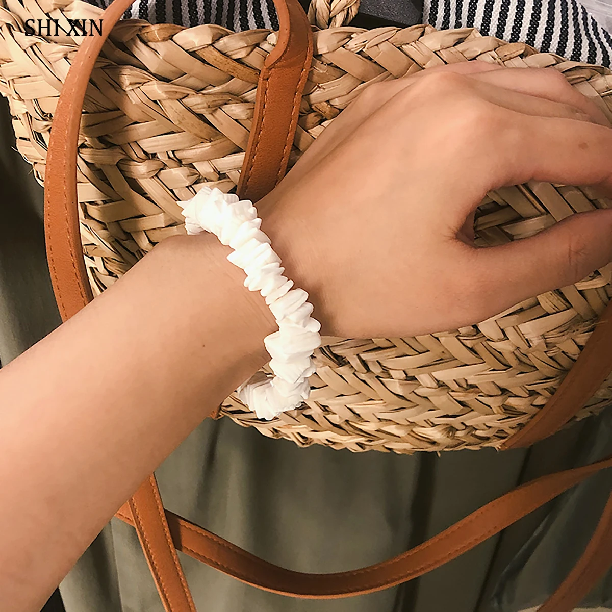 SHIXIN White PUKA Shell Bracelet for Women 2019 Summer Shell Chips Charm Bracelets Bangles Fashion Hand Chain Jewelry Femme Gift 
SHIXIN White PUKA Shell Bracelet for Women 2019 Summer Shell Chips Charm Bracelets Bangles Fashion Hand Chain Jewelry Femme Gift