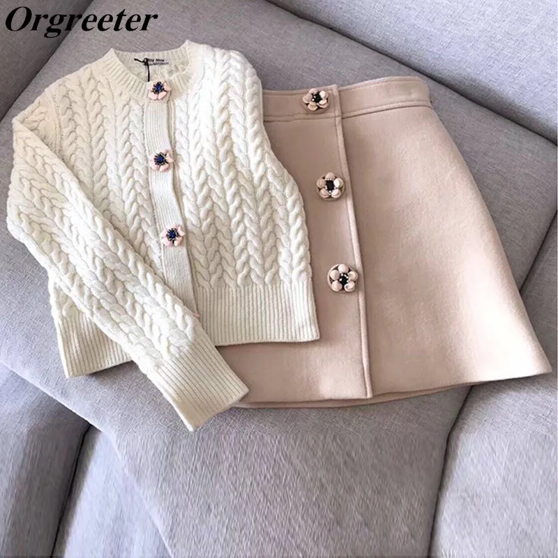 Sweet 3D Flower Buttons Sweater and Skirt Set Autumn Winter Twist Knitted Cardigans & High Waist woolen Skirts Elegant Lady Suit
Sweet 3D Flower Buttons Sweater and Skirt Set Autumn Winter Twist Knitted Cardigans & High Waist woolen Skirts Elegant Lady Suit