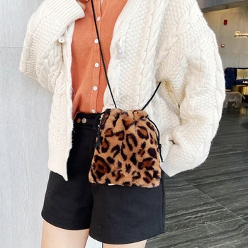 2020 New Winter Leopard Cow Milk Print Crossbody Bags Women Drawstring Shoulder Bags Soft Warm Plush Mini Bucket Bags 
2020 New Winter Leopard Cow Milk Print Crossbody Bags Women Drawstring Shoulder Bags Soft Warm Plush Mini Bucket Bags