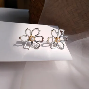 S925 Needles Cool Metal Textured Ear Stud Korean-style Beautiful Hollow out Flower Earrings Elegant INS Wind Ear Stud 868 
S925 Needles Cool Metal Textured Ear Stud Korean-style Beautiful Hollow out Flower Earrings Elegant INS Wind Ear Stud 868