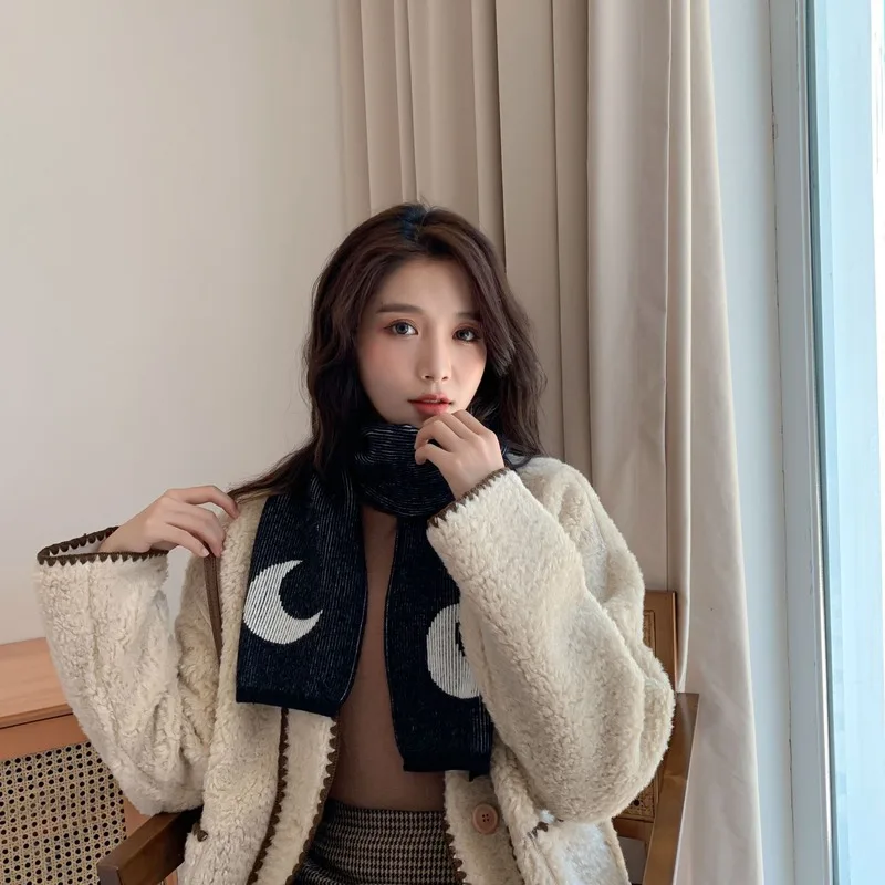 New woolen scarf female autumn and winter Korean version of Hyuna Wind Moon thickened warmth student soft bib dual-use shawl
New woolen scarf female autumn and winter Korean version of Hyuna Wind Moon thickened warmth student soft bib dual-use shawl
