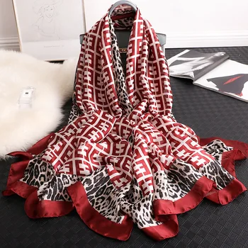 Autumn and winter new warm scarf fashion female shawl Korean version of the leopard print sunscreen beach towel 
Autumn and winter new warm scarf fashion female shawl Korean version of the leopard print sunscreen beach towel