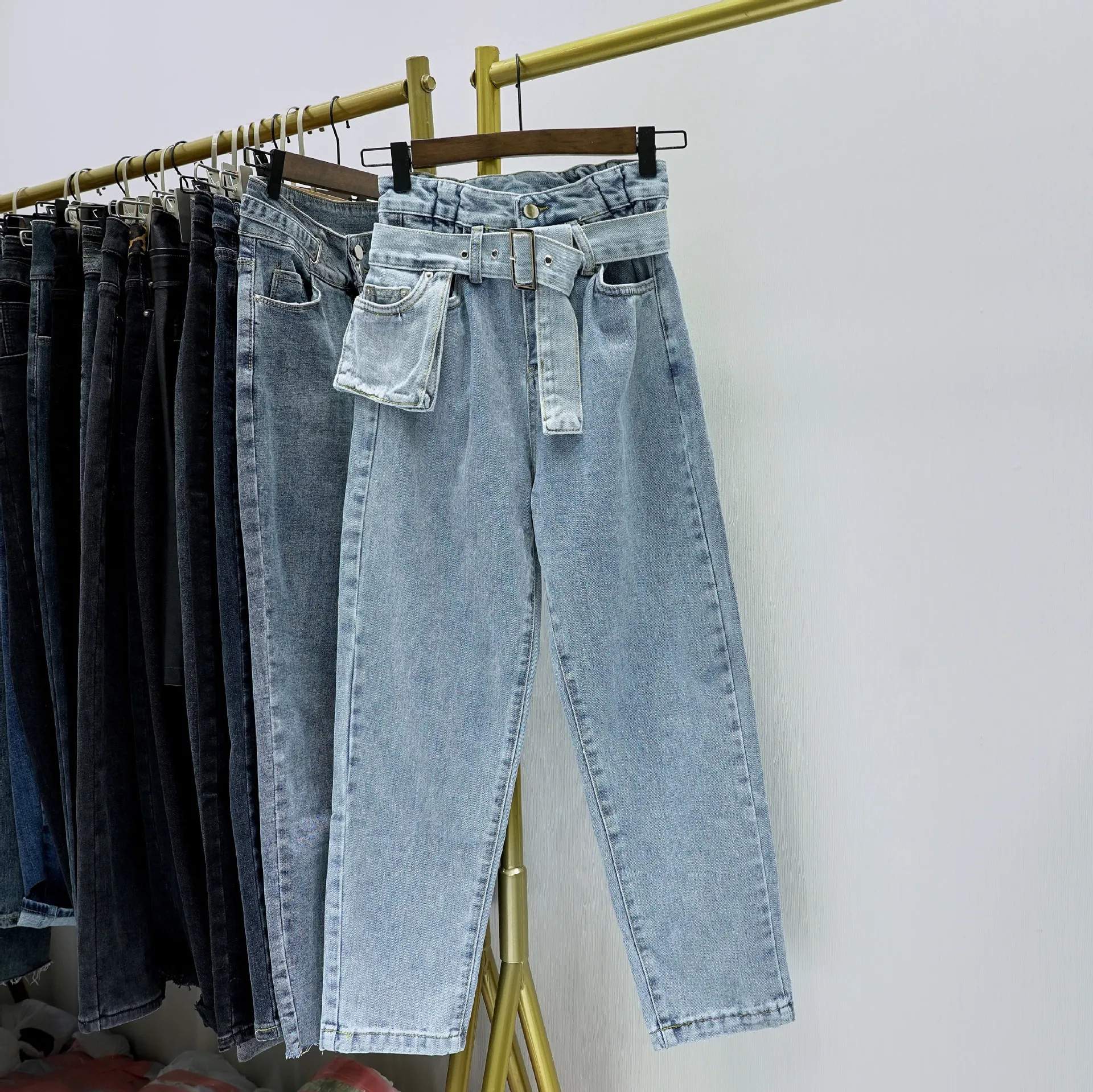 Фото Винтажные джинсовые штаны-шаровары с высокой талией и неровным поясом новые