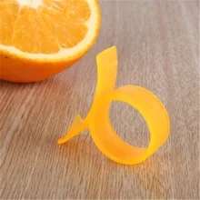 Gospodarstwa domowego przenośny Mini pomarańczowy otwieracz plastikowy pierścień nóż do obierania obieraczka do pomarańczy nie boli rąk praktyczne gadżety kuchenne(China)