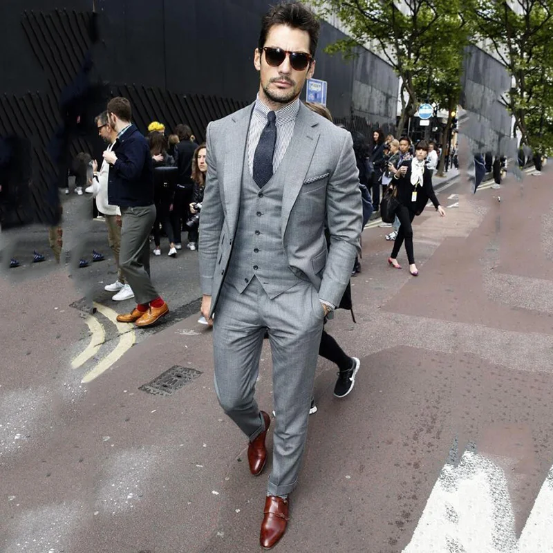 Classic Light Gray Decent Men Suits Three Pieces (Blazer+Pant +Vest) Business Formal Men Clothing Tuxedos ropa de hombre
Classic Light Gray Decent Men Suits Three Pieces (Blazer+Pant +Vest) Business Formal Men Clothing Tuxedos ropa de hombre