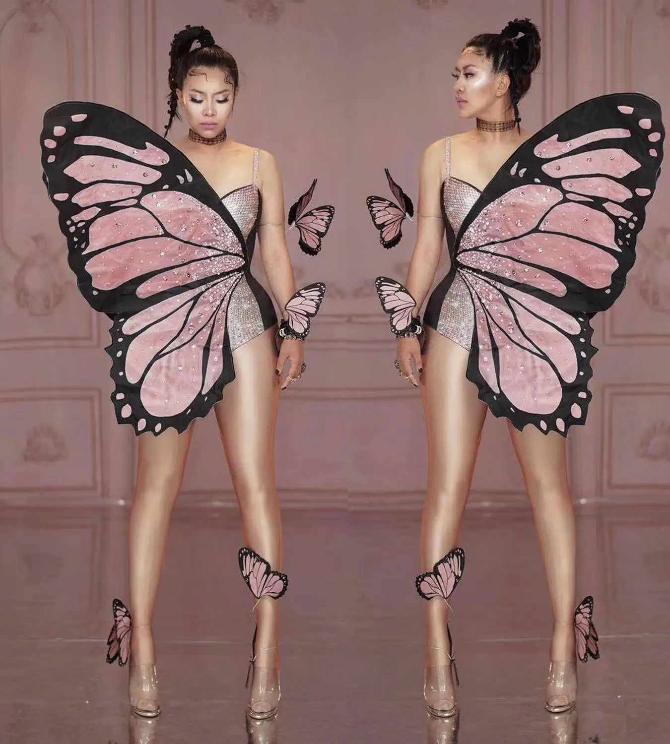 Halloween New Bling Pink Butterfly Wings Rhinestones Bodysuit Dance Costume Women Show Performance Stage Wear Cosplay Costume
Halloween New Bling Pink Butterfly Wings Rhinestones Bodysuit Dance Costume Women Show Performance Stage Wear Cosplay Costume